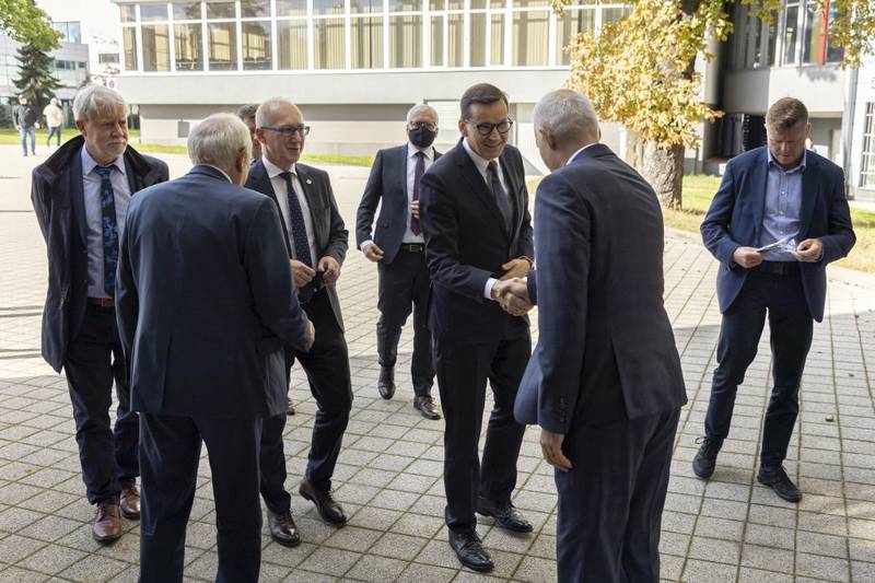 Powitanie premiera Mateusza Morawieckiego przed Laboratorium Kompatybilności