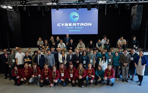 Uczniowie z czterech krajów walczą o CyberTron